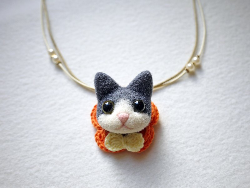 Petwoolfelt - Needle-felted dark grey cat 2-ways accessories (necklace + brooch) - สร้อยคอ - ขนแกะ สีส้ม