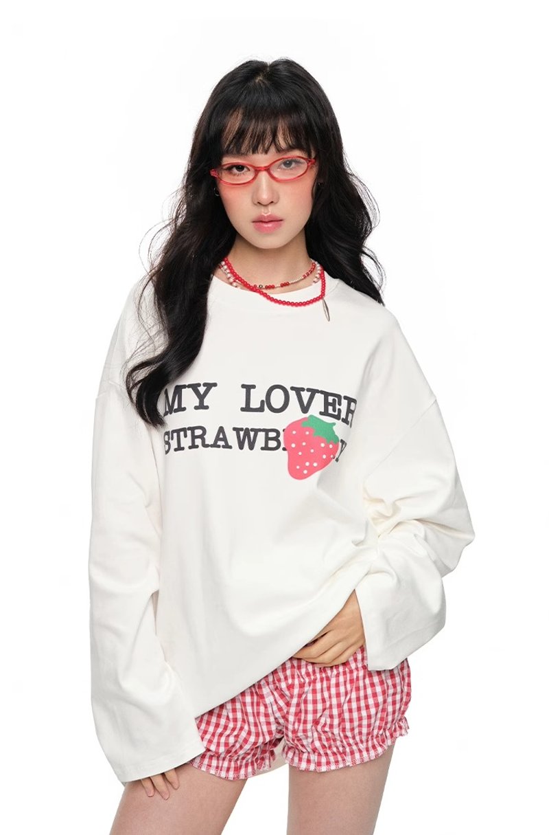 Women's Strawberry Print Drop Shoulder Long Sleeve T-shirt - เสื้อผู้หญิง - ผ้าฝ้าย/ผ้าลินิน 