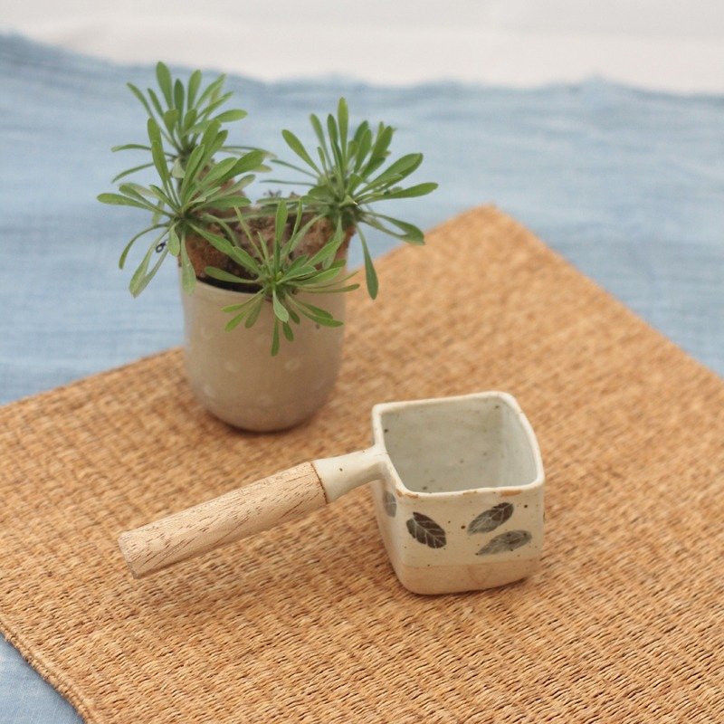 3.2.6. studio: Handmade ceramic tree bowl with wooden handle. - 花瓶/花器 - 陶 白色