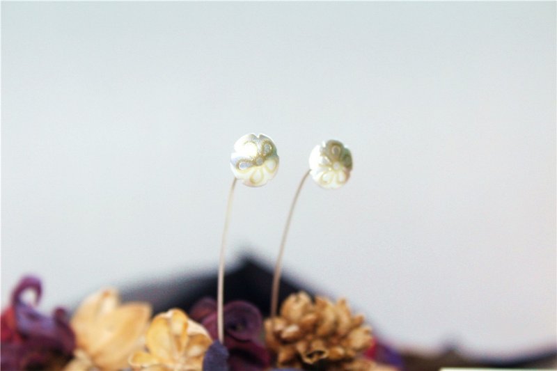 //象嵌黃銅小花耳環// S925純銀 手工銀飾 文藝 清新 雅致 - 耳環/耳夾/耳骨夾 - 純銀 銀色
