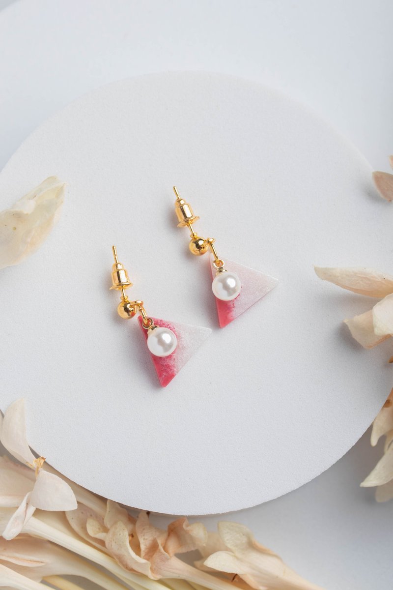Handmade Resin Earrings - 耳環/耳夾/耳骨夾 - 塑膠 粉紅色