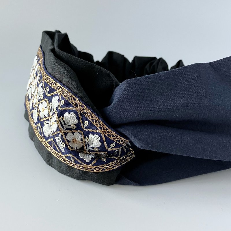 Japanese embroidered satin ribbon gold thread plaid small white flower dark blue black Japanese cloth cross headband - เครื่องประดับผม - ผ้าฝ้าย/ผ้าลินิน สีน้ำเงิน