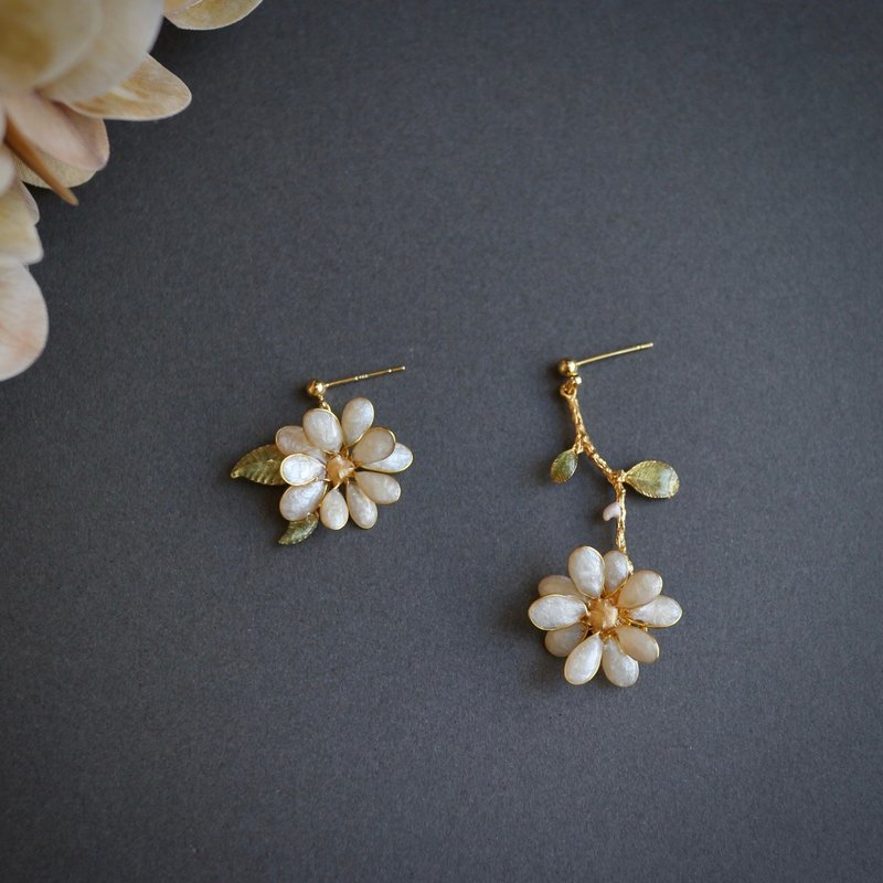 森系自然 | 獨特禮物925銀針小雛菊 水晶花不對稱垂墜耳 - 耳環/耳夾/耳骨夾 - 樹脂 白色