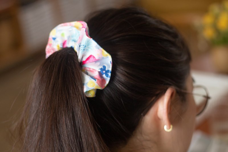 Hand made hair accessories. Scrunchie. Fallen flowers - เครื่องประดับผม - ผ้าฝ้าย/ผ้าลินิน หลากหลายสี