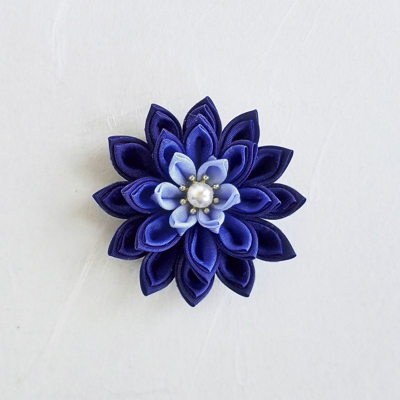 Floral Brooch　blue　tsumami-zaiku - Brooches - Cotton & Hemp Blue