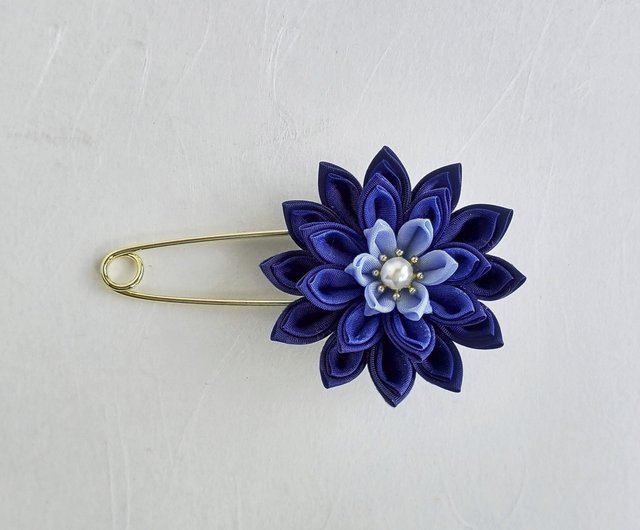 お花のブローチ ブルー つまみ細工 - ショップ 花咲み～hana-emi