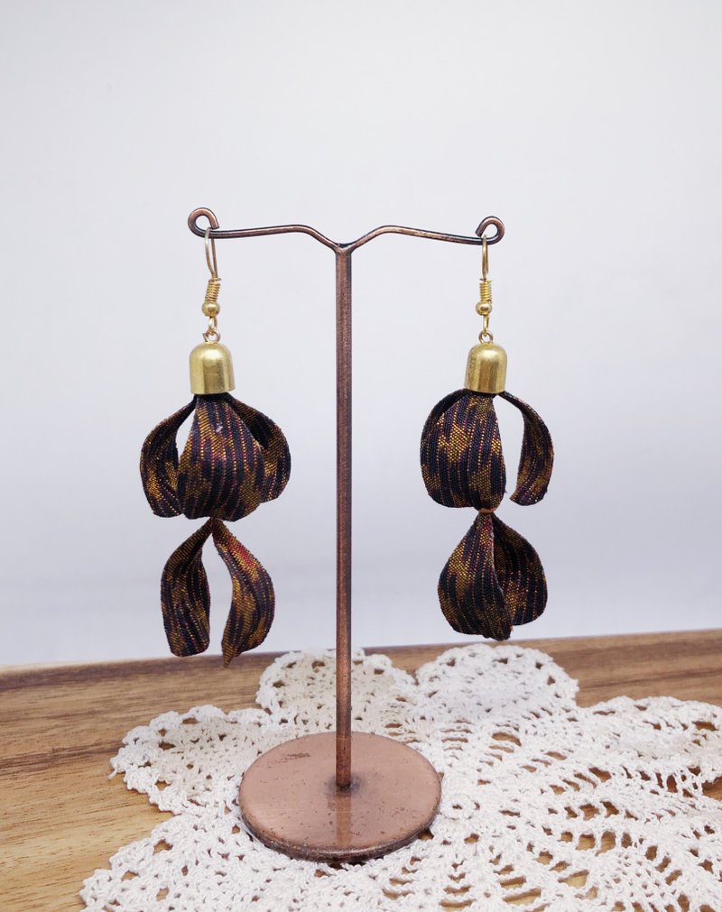 Thai silk earrings - 耳環/耳夾/耳骨夾 - 絲．絹 咖啡色