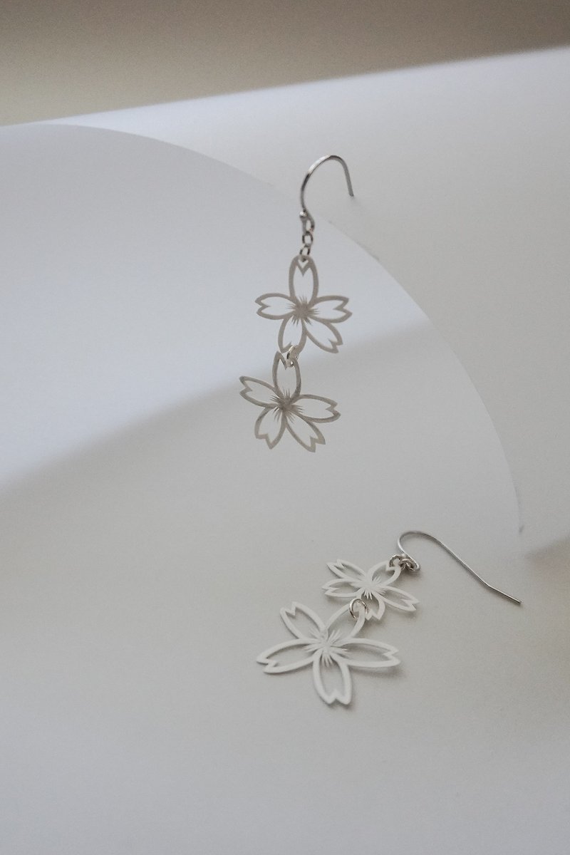 櫻花雙層剪紙耳環 - 耳環/耳夾 - 防水材質 白色
