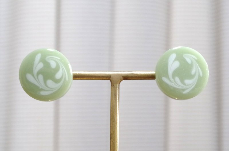 Resin art latte art style round earrings/Matcha - ต่างหู - วัสดุอื่นๆ สีเขียว