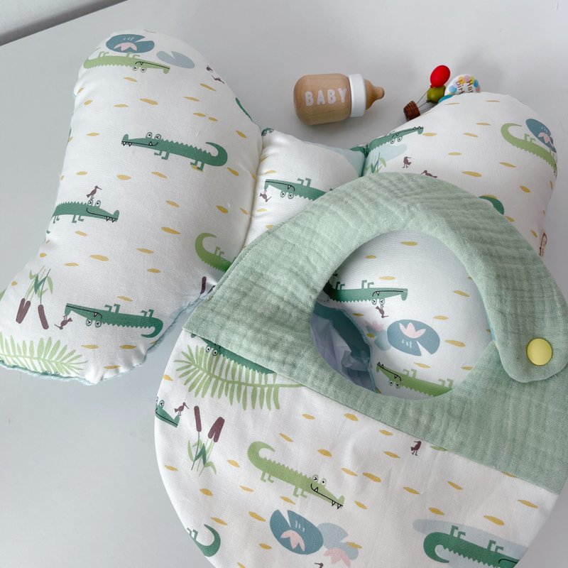 Rainforest Crocodile Miyue Gift Box Two-piece Handmade Bean Velvet Butterfly Pillow + Six-layer Yarn Bib - ของขวัญวันครบรอบ - ผ้าฝ้าย/ผ้าลินิน 