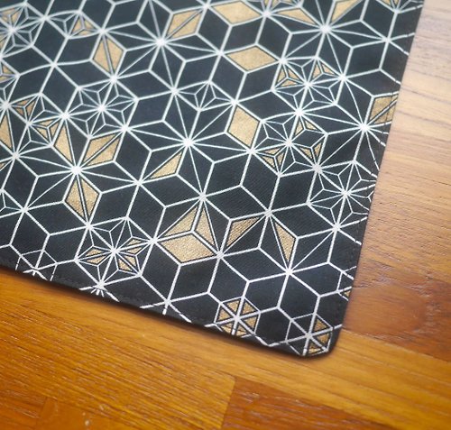 凱蒂．心．手感生活 台灣純棉手帕 = 和風 = 幾何方塊 = 黑 (共2色)