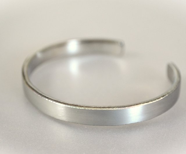 Titanium bangle・純チタンバングル・サテンシルバー・楕円形モデル・６１mm - ショップ ねこへい工房 ブレスレット - Pinkoi