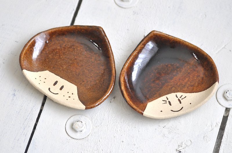 Brother and sister in a dish of autumn fairy chestnut - Small Plates & Saucers - Pottery Brown