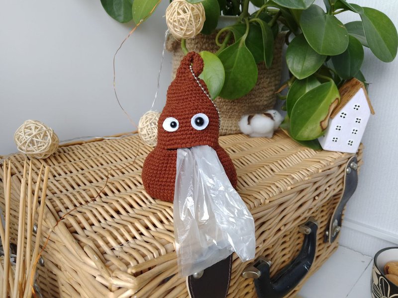 Crochet Poop bag holder, Dog waste bag holder, Dog poop emoji poop bag holder - ทำความสะอาด - ผ้าฝ้าย/ผ้าลินิน สีนำ้ตาล