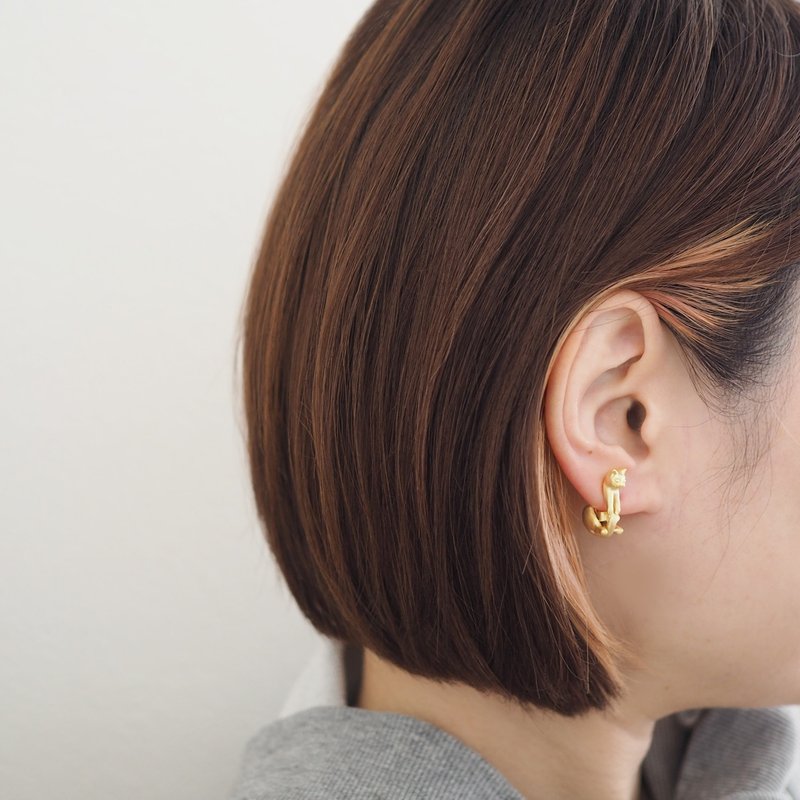 Weakness Cat Clip-On Matte Gold Guri One Ear - ต่างหู - ทองแดงทองเหลือง สีทอง