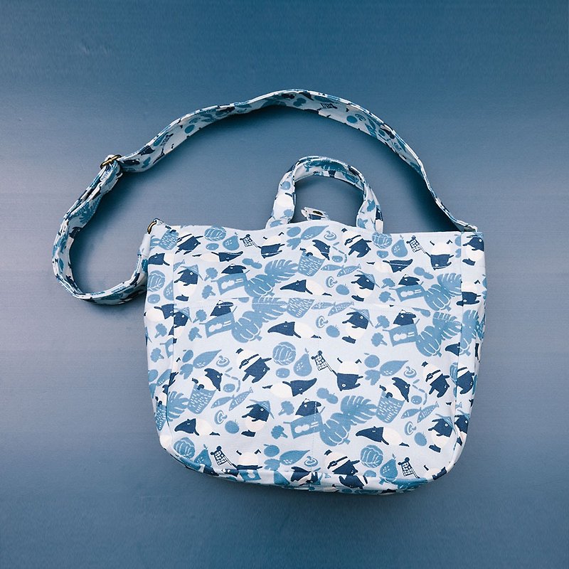 Holiday Big Crossbody Bag/Limited/inBlooom x Cherng - Blue - กระเป๋าแมสเซนเจอร์ - ผ้าฝ้าย/ผ้าลินิน สีน้ำเงิน