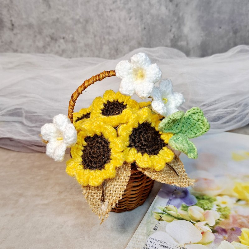 Sunflower small flower basket crocheted flower birthday gift small flower basket Valentine's Day Mother's Day home furnishings - ของวางตกแต่ง - เส้นใยสังเคราะห์ สีส้ม