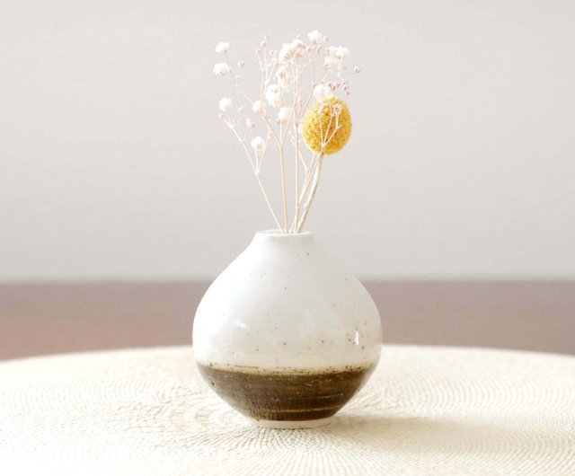 白御影土とさびのふっくら丸い一輪挿し - ショップ 創作工房