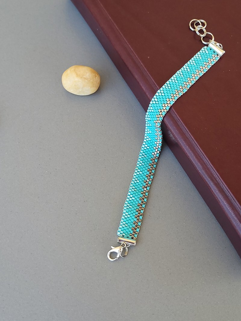 Blue Beaded Bracelet - สร้อยข้อมือ - แก้ว สีน้ำเงิน