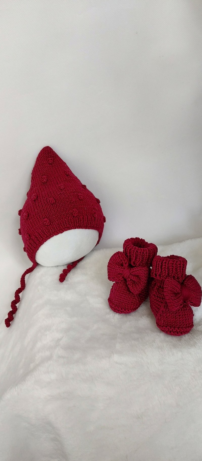 merino wool baby booties and baby hat. Handmade.  Merino - ของขวัญวันครบรอบ - ลินิน หลากหลายสี