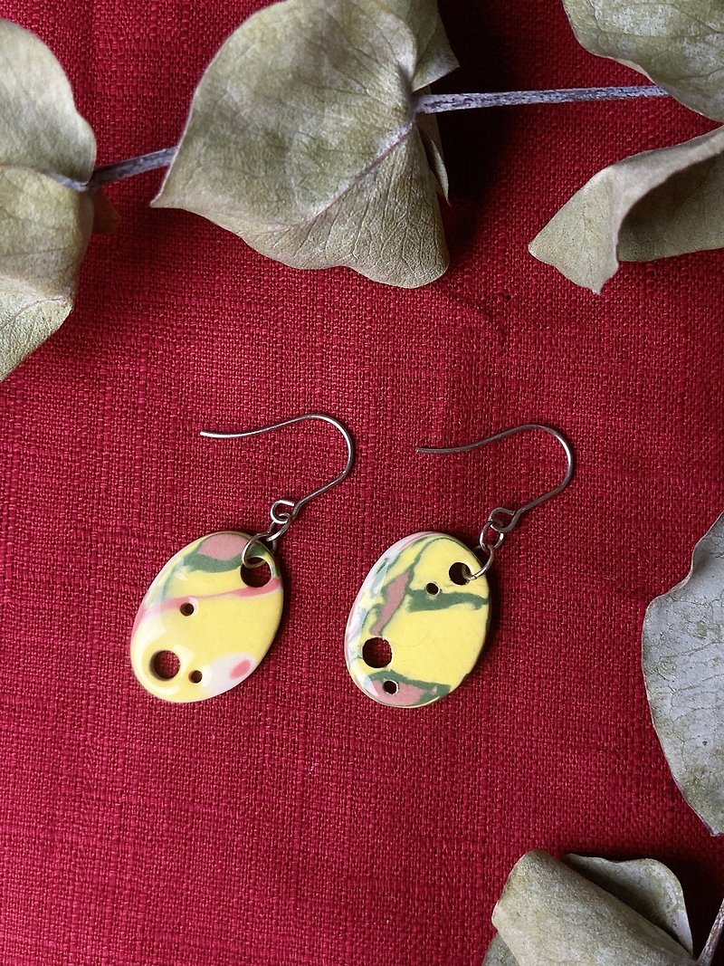 Station -*Personal Yellow*Twisted Tire Ceramic Earrings (can be changed) - ต่างหู - เครื่องลายคราม สีเหลือง