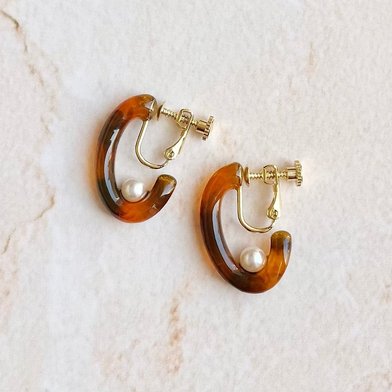 Oval hoop pearl swing earrings/ Clip-On(Brown) - Earrings & Clip-ons - Resin Brown