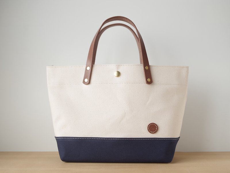 Leather handle canvas tote bag generated x navy - กระเป๋าถือ - ผ้าฝ้าย/ผ้าลินิน ขาว