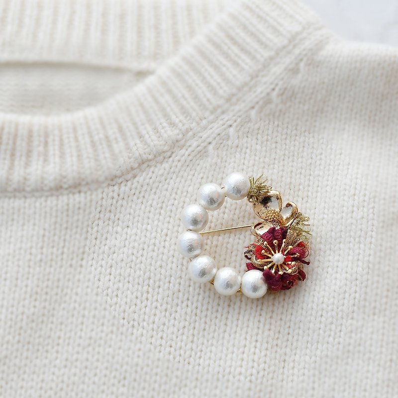 Pearl and Small flower wreath brooch/Red - เข็มกลัด - ผ้าฝ้าย/ผ้าลินิน ขาว