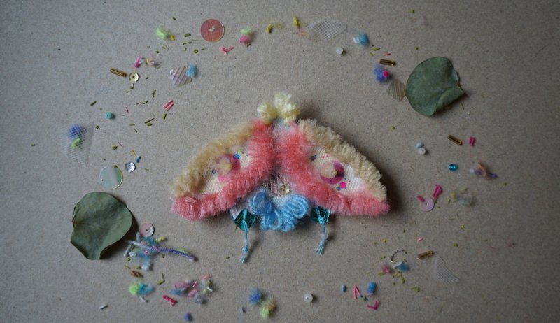 螢光橘子 刺繡毛線蛾 - 胸針 - 繡線 