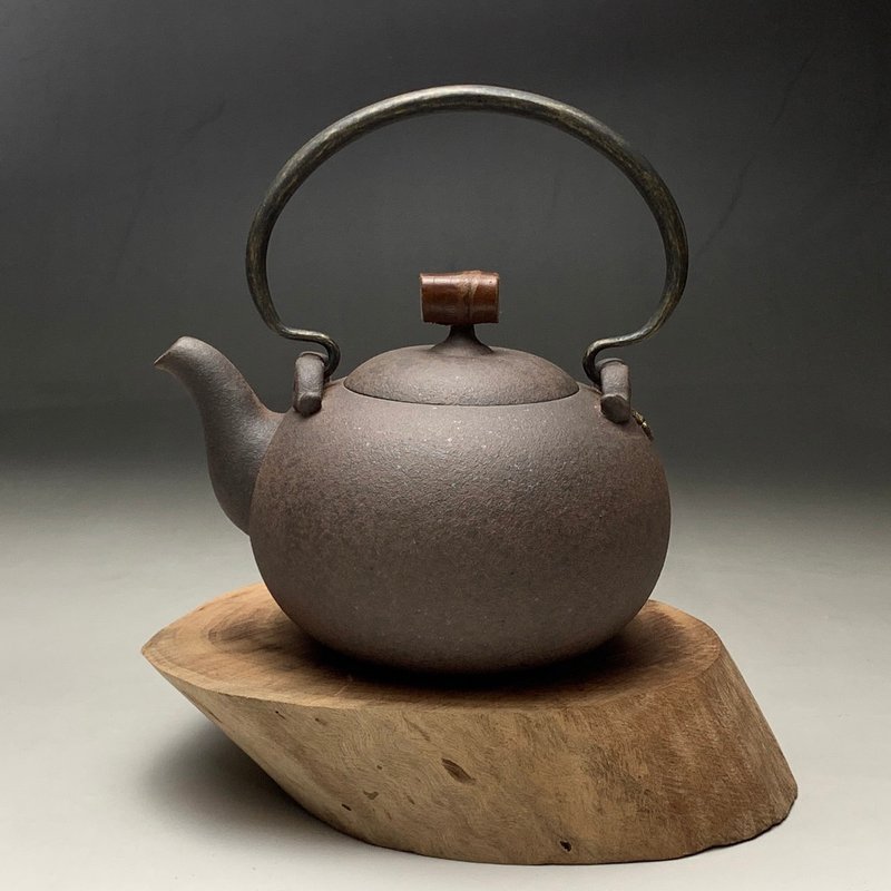 Taiwan Liangshi Beauty [Rock Mine] Round Black Bamboo Lift Teapot 500 - Teapots & Teacups - Pottery Brown