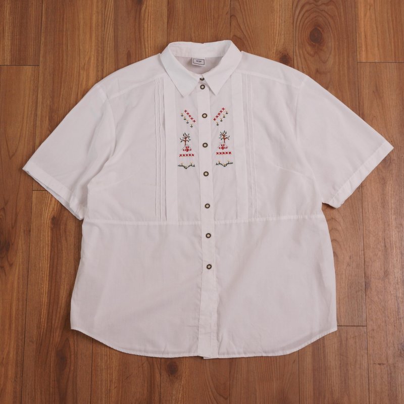 ABOUT vintage/selected items. C & A Embroidered Tyrolean Shirt Tyrolean Shirt - เสื้อเชิ้ตผู้หญิง - ผ้าฝ้าย/ผ้าลินิน ขาว