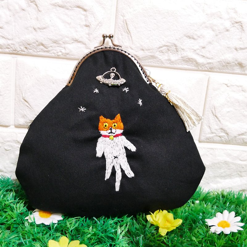 刺繍のがま口 UFOに連れて行かれる猫 オレンジ - 化妝袋/收納袋 - 棉．麻 黑色