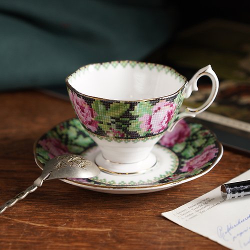 L&R 古董與珍奇老件 英國Royal Albert十字繡系列22k金古董骨瓷茶杯/咖啡杯組