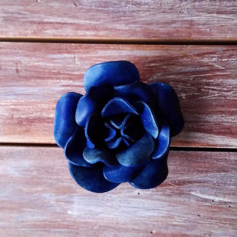 Three-purpose leather flower brooch hairpin necklace pearl blue leather custom-made Kai handmade leather - เข็มกลัด - หนังแท้ สีน้ำเงิน