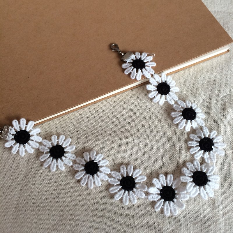C'est trop Mignon \\ * handmade embroidery black and white daisy necklace - สร้อยคอ - งานปัก ขาว