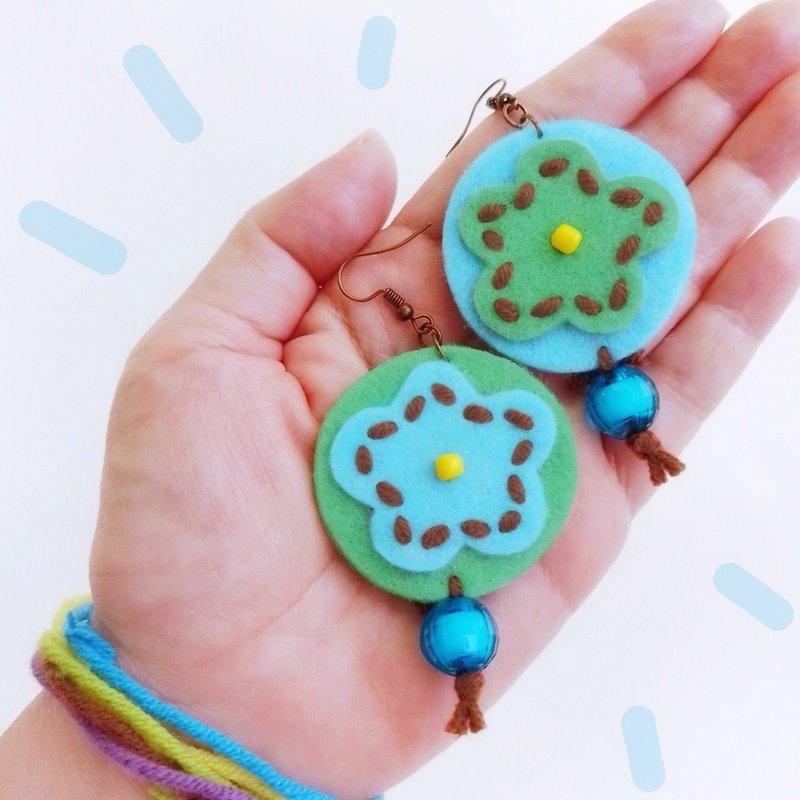 Cute free-form dangle earrings design with hand-stitching on hard felt, beads - 耳環/耳夾/耳骨夾 - 其他材質 綠色