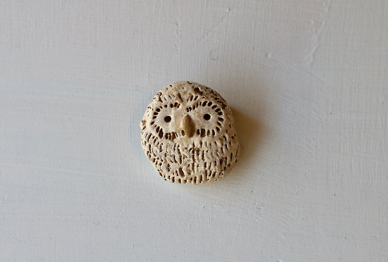 Baby owl broach ふわふわチビふくろうのブローチ - 胸針 - 陶 白色