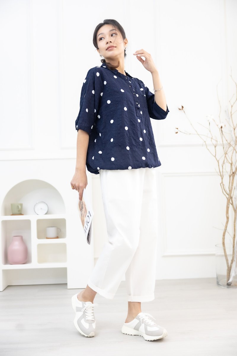 White dot half placket half-sleeved shirt collar top dark blue - เสื้อยืดผู้หญิง - วัสดุอื่นๆ สีน้ำเงิน