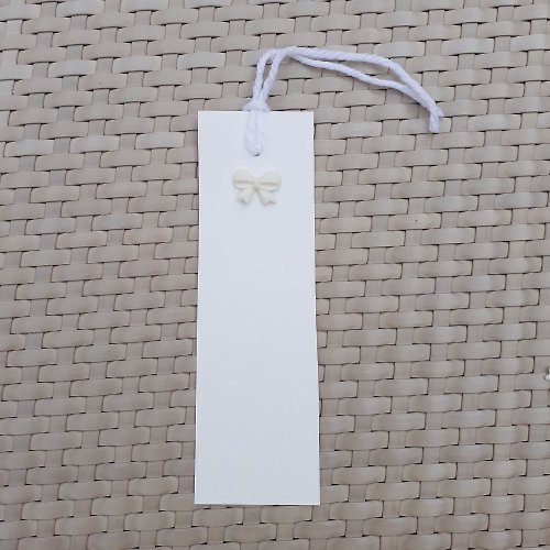 luckyhandmade246 A bookmark with bow theme, white and yellow and can write greeting