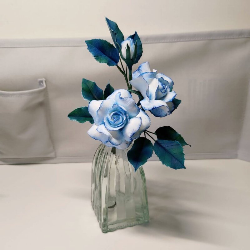 Handmade light earth rose ATO27 white rose + blue border - Items for Display - Clay 