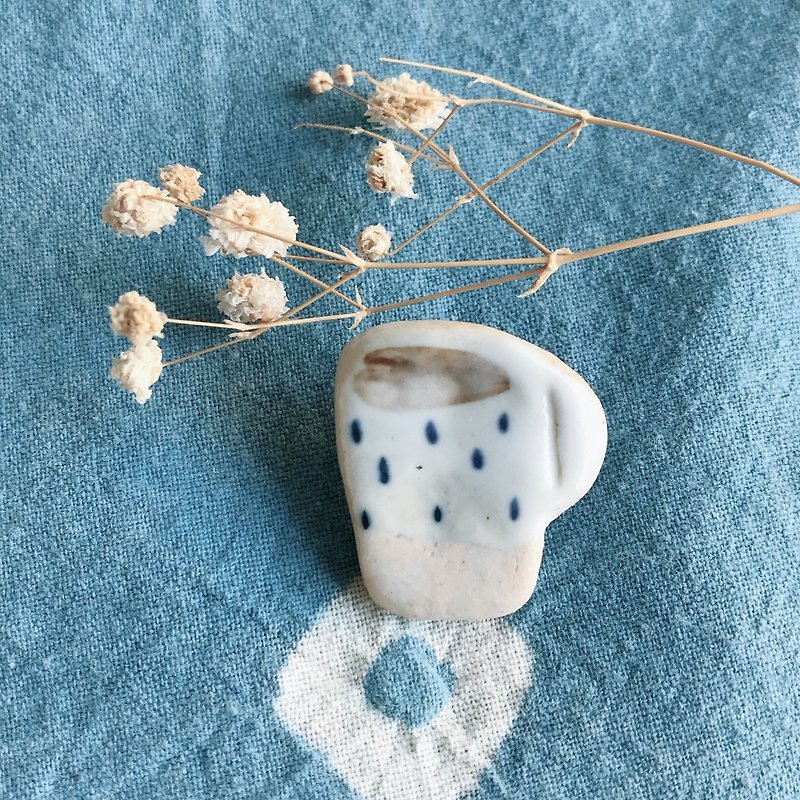 coffee cup 4 / ceramic brooch / handmade - เข็มกลัด - ดินเผา ขาว