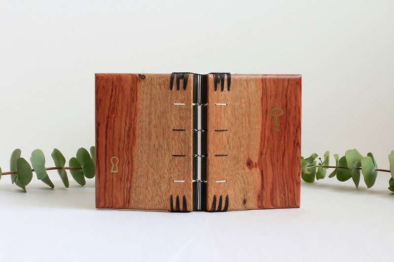 ローズウッドの木製カバーのノートブック。真鍮のインレイの装飾。コプティックライン（黒​​と白のステッチ） - ノート・手帳 - 木製 ブラウン