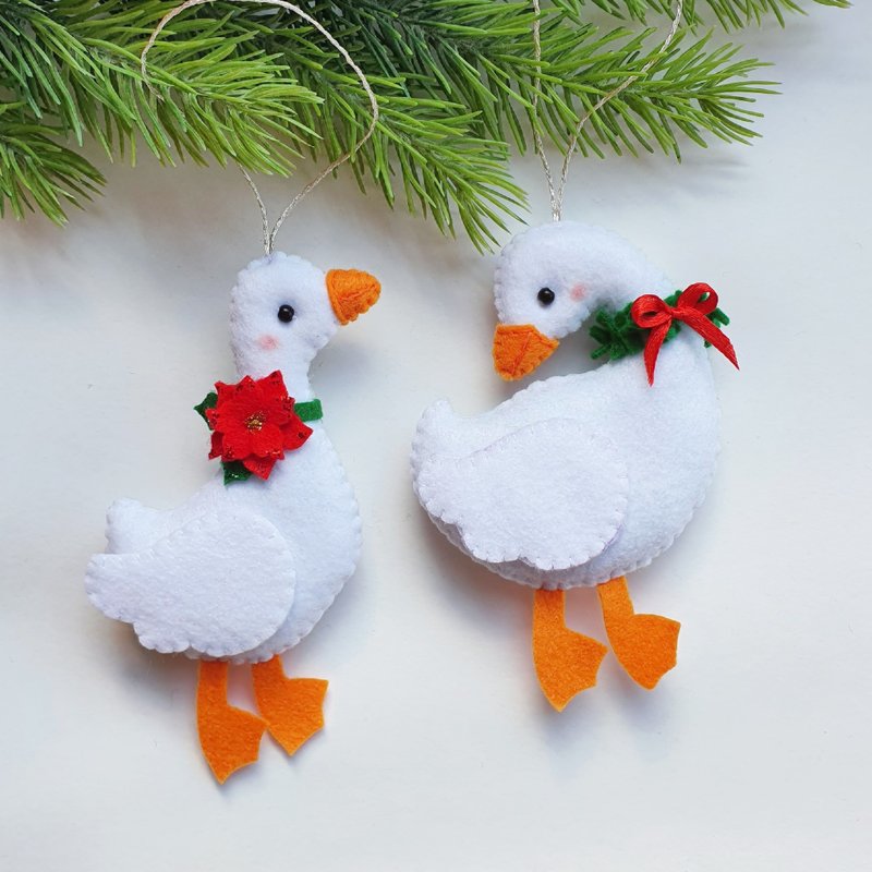 Goose christmas ornament, poinsettia, farmhouse decor, family ornament, barnyard - ตุ๊กตา - วัสดุอีโค 