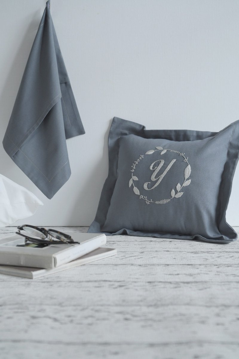 European-style small pillowcase embroidery to write your name - Customized experience with letters of your choice for 1 person as a group cultural currency - Knitting / Felted Wool / Cloth - Cotton & Hemp 