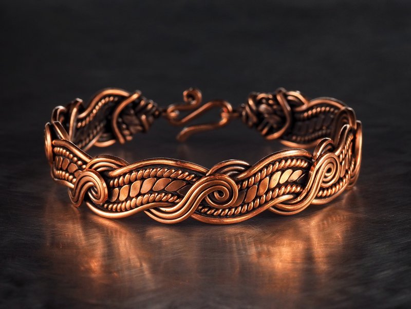 Copper wire wrapped bracelet for woman / 7th Anniversary gift / Unique art style - สร้อยข้อมือ - ทองแดงทองเหลือง สีทอง