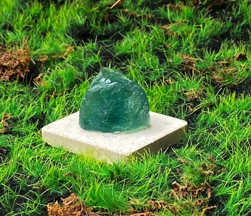 Energy Decoration - Ice-clear and refreshing green Stone rough stone stabilizes mood and clears negative thoughts. Quick shipment. - ของวางตกแต่ง - คริสตัล สีเขียว