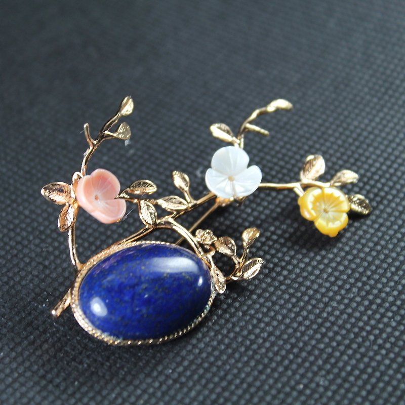 Tricolor lapis lazuli brooch necklace white butterfly beetles female Huangbei shell carving hand-made - เข็มกลัด - เปลือกหอย สีน้ำเงิน