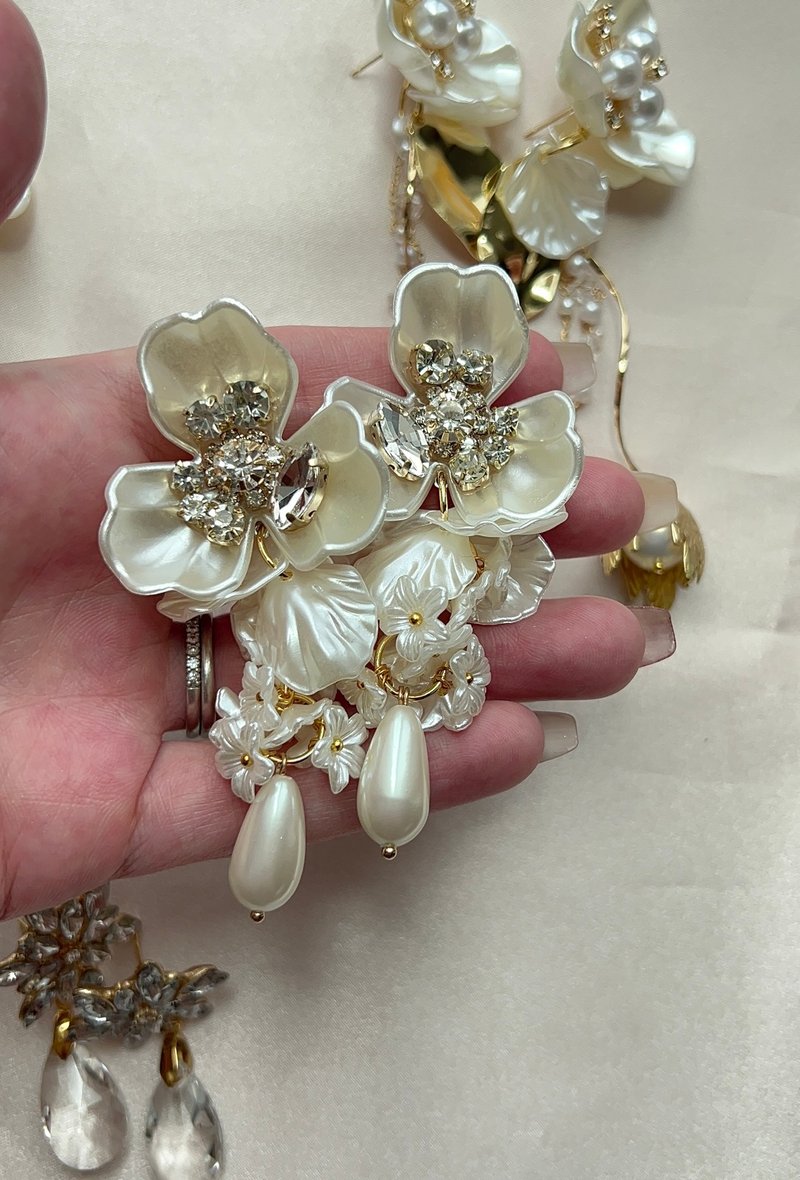 Flower lover Gold Pearl Botanical Wedding Bridal Wedding Large Earrings Petals - Earrings & Clip-ons - Other Metals White