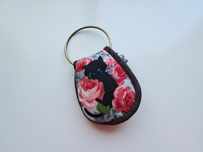 Butler Key Case_Rose Ribbon Black Cat (Light Gray Bottom)_Bronze Fixed Type - Keychains - Cotton & Hemp Pink