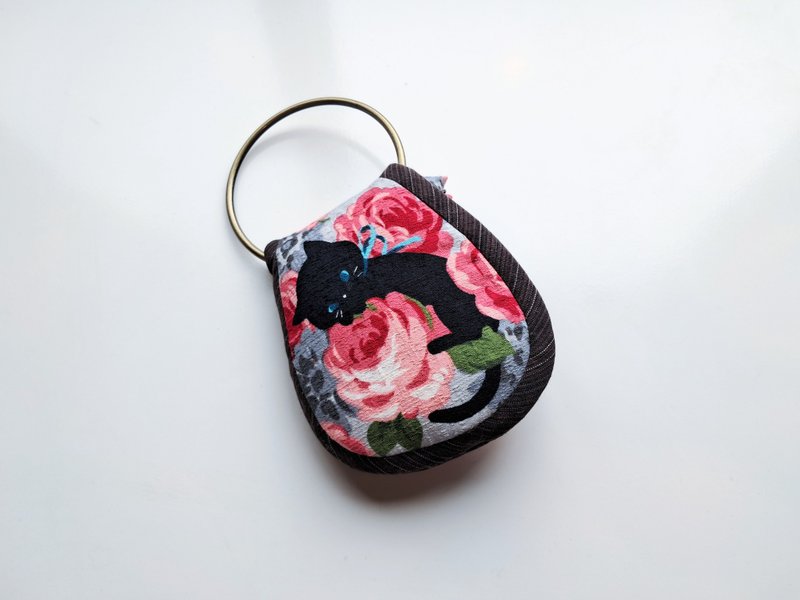 Butler Key Pouch_Rose Ribbon Black Cat (Light Grey Base)_Antique Bronze Fixed - Keychains - Cotton & Hemp Pink